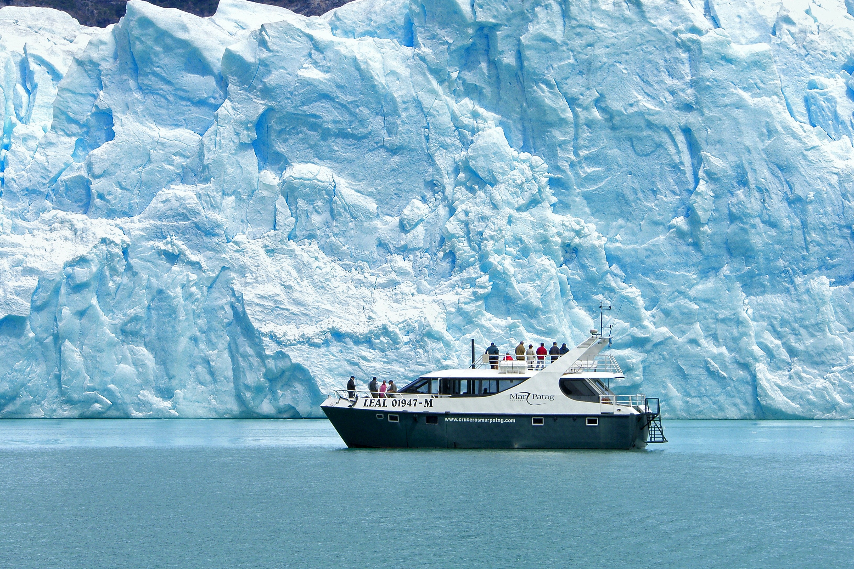 barco en glaciar perito moreno calafate patagonia